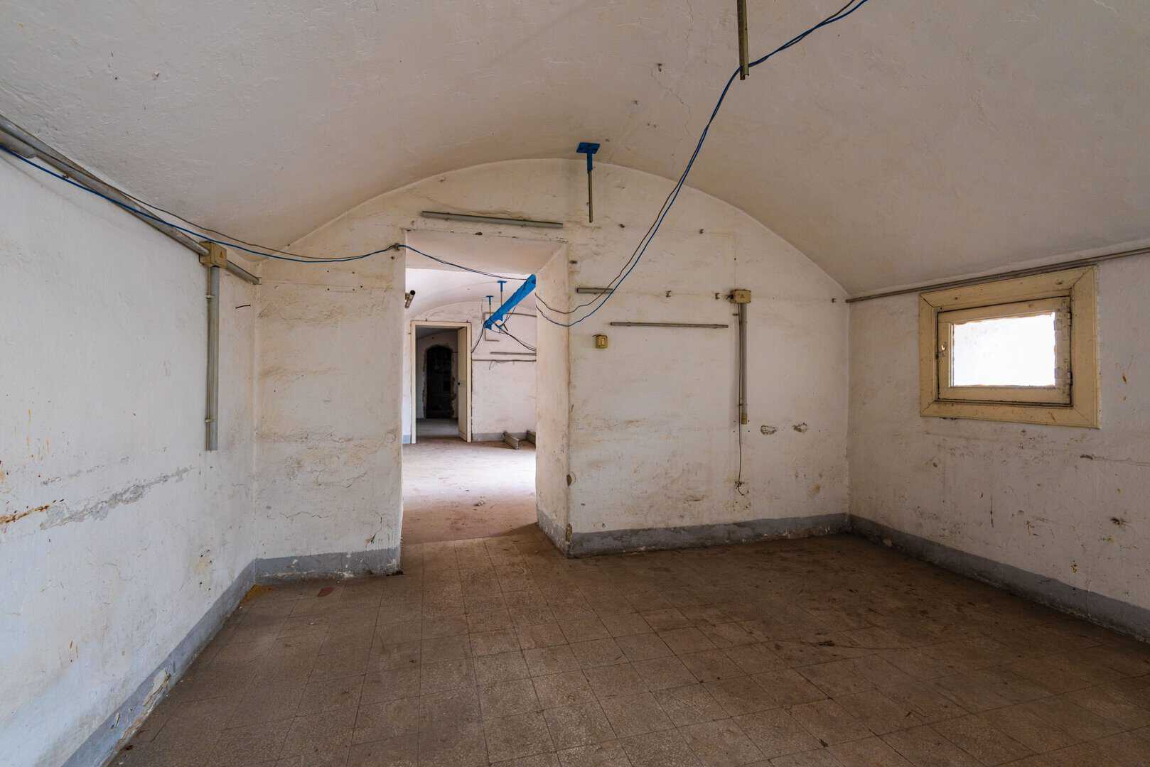 Prestigioso appartamento con terrazzi e soffitto in legno a vista – Piazza Enrico De Nicola, Napoli